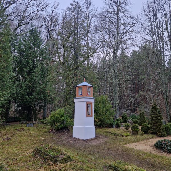 Gudeniekos Dūru kapos atjaunota kapela ar skulptūrām